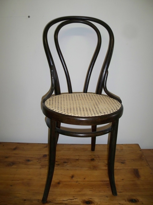 Дома без стульев не бывает, поэтому неудивительно, что на протяжении многих лет этот, казалось бы, простой предмет мебели склонял самых знаменитых дизайнеров к своей форме