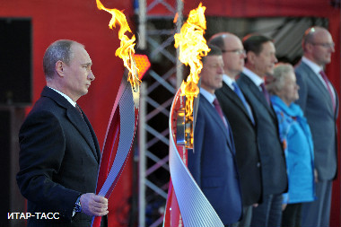 奥运圣火抵达莫斯科。 视频：  路透社